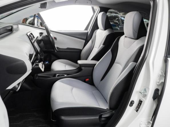Toyota Prius IV (XW50) с пробегом 2016 года, цена 1 735 000 рублей, 184751 км, лифтбек, Автокод Объявления