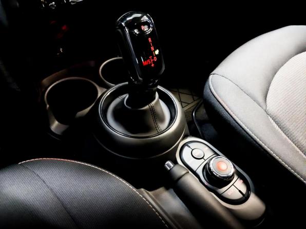 Mini Hatch III (F55/F56) Рестайлинг с пробегом 2021 года, цена 2 990 000 рублей, 11637 км, хэтчбек, Автокод Объявления