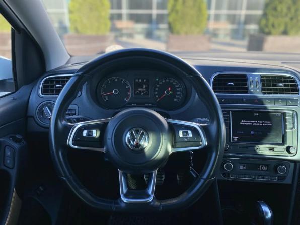 Volkswagen Polo V Рестайлинг с пробегом 2018 года, цена 1 320 000 рублей, 138105 км, седан, Автокод Объявления