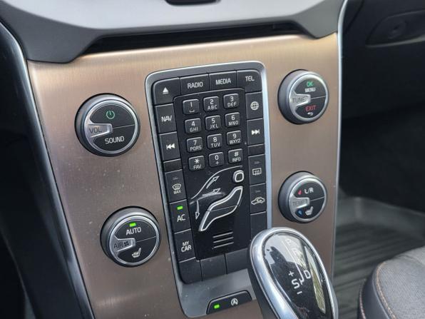 Volvo V40 Cross Country I с пробегом 2015 года, цена 1 350 000 рублей, 126644 км, хэтчбек, Автокод Объявления