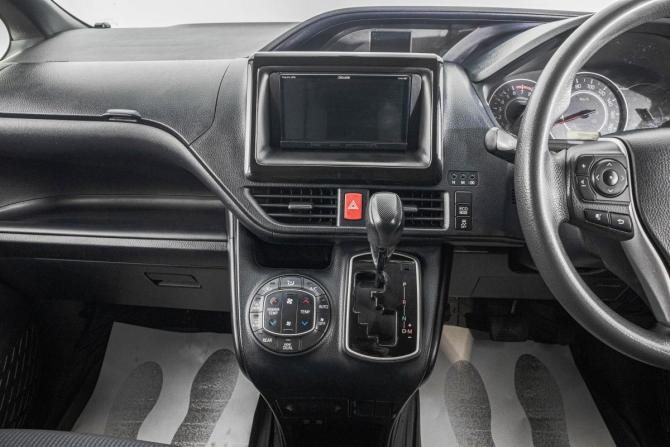 Toyota Voxy III (R80) Рестайлинг с пробегом 2018 года, цена 2 099 000 рублей, 147000 км, минивэн, Автокод Объявления