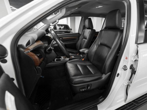 Toyota Hilux VIII с пробегом 2016 года, цена 3 980 000 рублей, 104593 км, пикап, Автокод Объявления