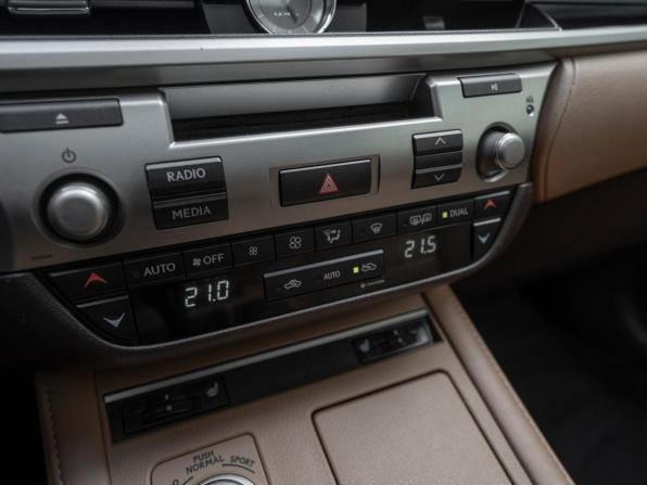 Lexus ES VI Рестайлинг с пробегом 2017 года, цена 2 245 000 рублей, 240763 км, седан, Автокод Объявления