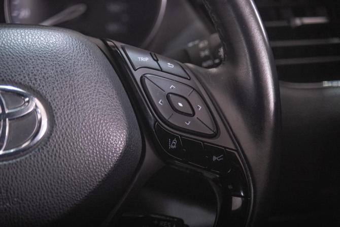 Toyota C-HR I Рестайлинг с пробегом 2019 года, цена 1 929 000 рублей, 42500 км, внедорожник, Автокод Объявления