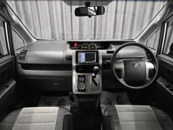 Toyota Voxy II (R70) с пробегом 2010 года, цена 1 380 000 рублей, 200000 км, минивэн, Автокод Объявления