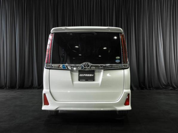 Toyota Noah III (R80) Рестайлинг с пробегом 2017 года, цена 2 370 000 рублей, 103175 км, минивэн, Автокод Объявления