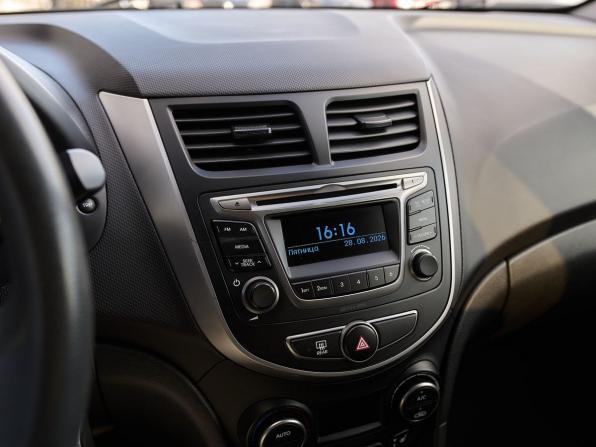 Hyundai Solaris I Рестайлинг с пробегом 2016 года, цена 1 039 000 рублей, 131583 км, седан, Автокод Объявления