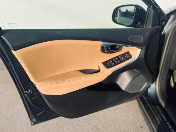 Volvo V40 Cross Country I Рестайлинг с пробегом 2019 года, цена 1 350 000 рублей, 244000 км, хэтчбек, Автокод Объявления