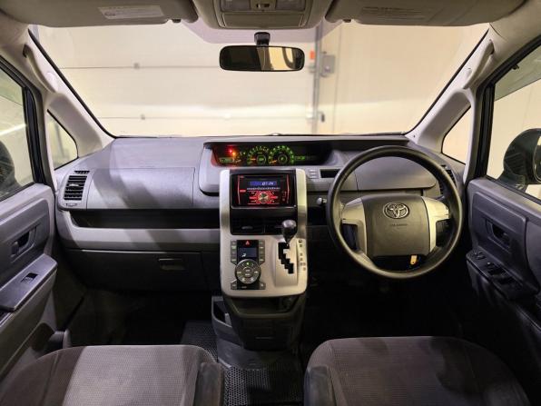 Toyota Voxy II (R70) с пробегом 2009 года, цена 888 000 рублей, 292029 км, минивэн, Автокод Объявления