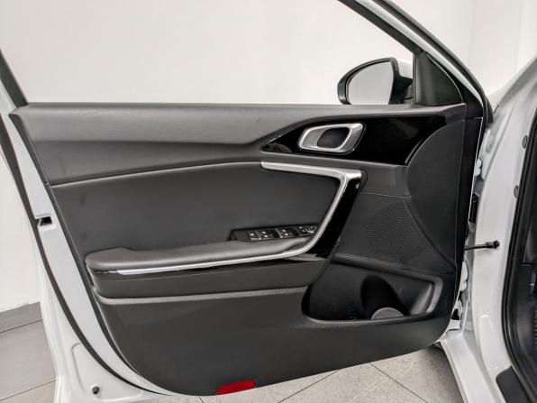 Kia Ceed III с пробегом 2021 года, цена 2 220 000 рублей, 63406 км, универсал, Автокод Объявления