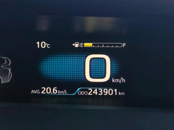 Toyota Prius IV (XW50) с пробегом 2016 года, цена 1 370 000 рублей, 243901 км, лифтбек, Автокод Объявления