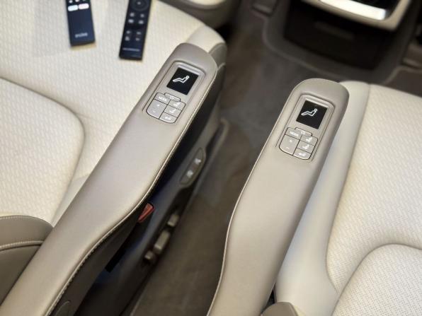 Kia Carnival IV Рестайлинг с пробегом 2024 года, цена 7 300 000 рублей, 31055 км, минивэн, Автокод Объявления