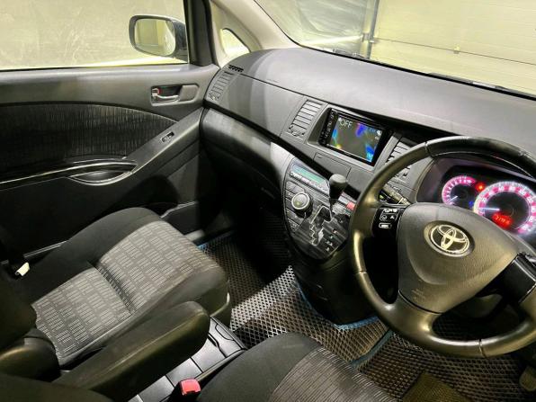 Toyota ISis I Рестайлинг с пробегом 2011 года, цена 879 000 рублей, 317914 км, компактвэн, Автокод Объявления