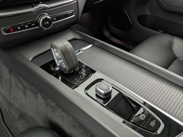 Volvo XC60 II Рестайлинг с пробегом 2021 года, цена 4 350 000 рублей, 77055 км, внедорожник, Автокод Объявления
