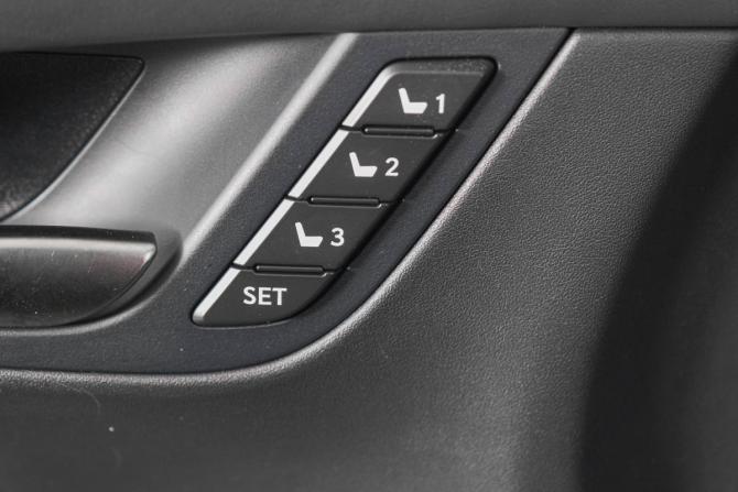 Lexus LX III Рестайлинг с пробегом 2018 года, цена 8 699 000 рублей, 186650 км, внедорожник, Автокод Объявления
