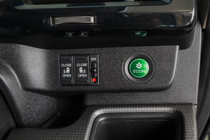 Honda Stepwgn V с пробегом 2015 года, цена 2 249 000 рублей, 126000 км, минивэн, Автокод Объявления