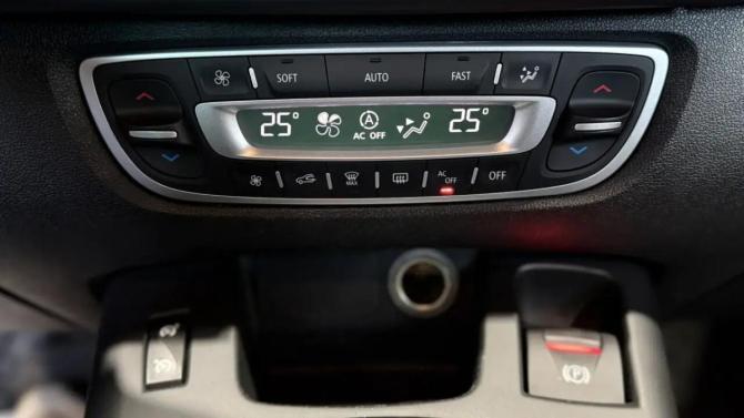 Renault Scenic III Рестайлинг с пробегом 2012 года, цена 790 000 рублей, 215000 км, минивэн, Автокод Объявления