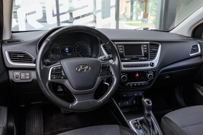 Hyundai Solaris II с пробегом 2017 года, цена 1 359 000 рублей, 120026 км, седан, Автокод Объявления