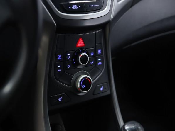 Hyundai Elantra V (MD) Рестайлинг с пробегом 2015 года, цена 950 000 рублей, 292158 км, седан, Автокод Объявления