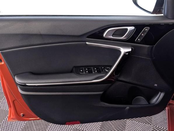 Kia Ceed III Рестайлинг с пробегом 2021 года, цена 2 675 000 рублей, 33768 км, универсал, Автокод Объявления
