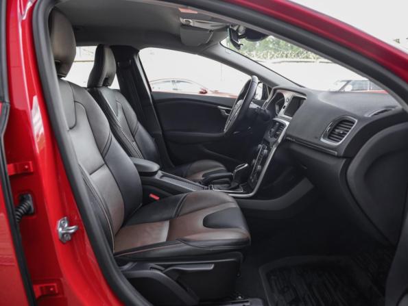 Volvo V40 Cross Country I Рестайлинг с пробегом 2019 года, цена 1 899 000 рублей, 76671 км, хэтчбек, Автокод Объявления