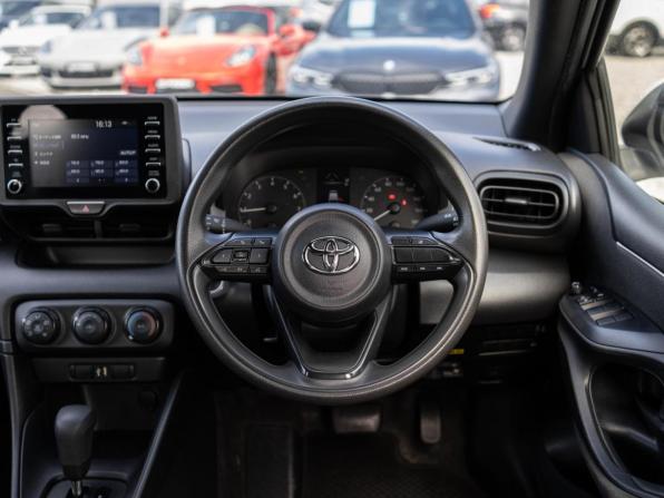 Toyota Yaris IV с пробегом 2021 года, цена 1 199 000 рублей, 151701 км, хэтчбек, Автокод Объявления