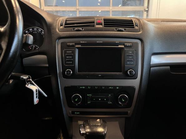 Skoda Octavia II (A5) Рестайлинг с пробегом 2011 года, цена 658 000 рублей, 233478 км, лифтбек, Автокод Объявления