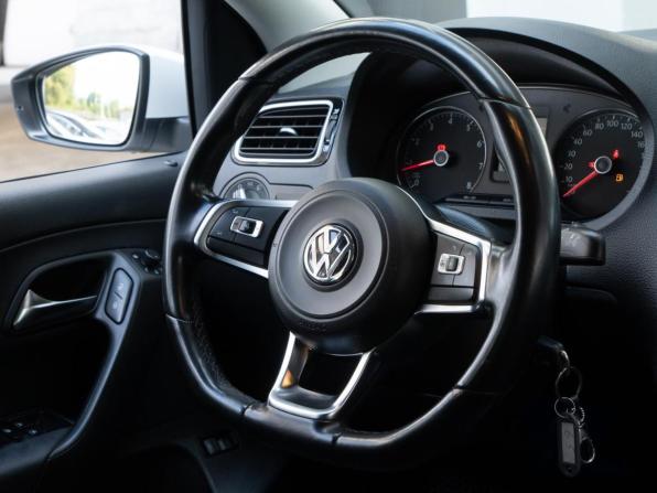 Volkswagen Polo V Рестайлинг с пробегом 2019 года, цена 1 300 000 рублей, 103625 км, седан, Автокод Объявления