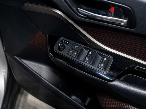 Toyota C-HR I с пробегом 2018 года, цена 1 850 000 рублей, 133775 км, внедорожник, Автокод Объявления
