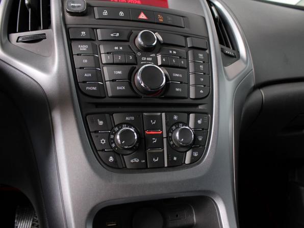 Opel Astra J Рестайлинг с пробегом 2014 года, цена 950 000 рублей, 126570 км, седан, Автокод Объявления