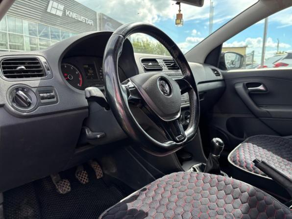 Volkswagen Polo V Рестайлинг с пробегом 2017 года, цена 920 000 рублей, 179723 км, седан, Автокод Объявления