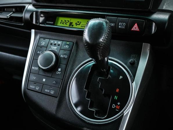 Toyota Wish II с пробегом 2010 года, цена 999 000 рублей, 240915 км, минивэн, Автокод Объявления