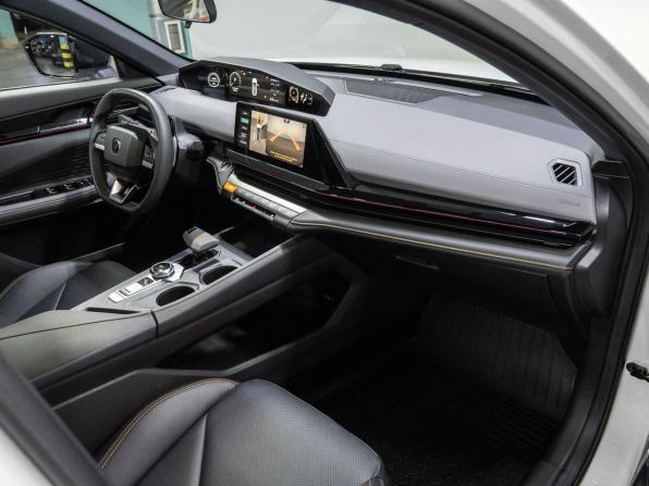 Changan UNI-V I с пробегом 2023 года, цена 2 499 000 рублей, 27844 км, лифтбек, Автокод Объявления