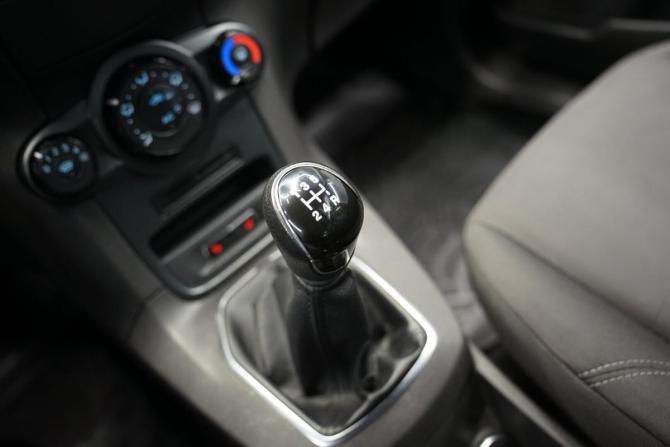 Ford Fiesta Mk6 Рестайлинг с пробегом 2015 года, цена 790 000 рублей, 200000 км, хэтчбек, Автокод Объявления