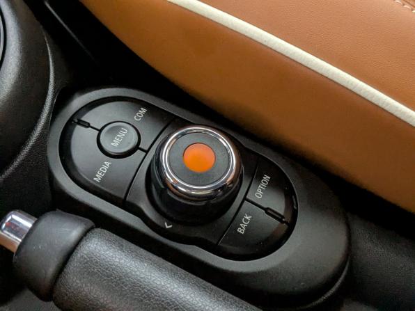 Mini Hatch III (F55/F56) Рестайлинг с пробегом 2021 года, цена 2 640 000 рублей, 57123 км, хэтчбек, Автокод Объявления