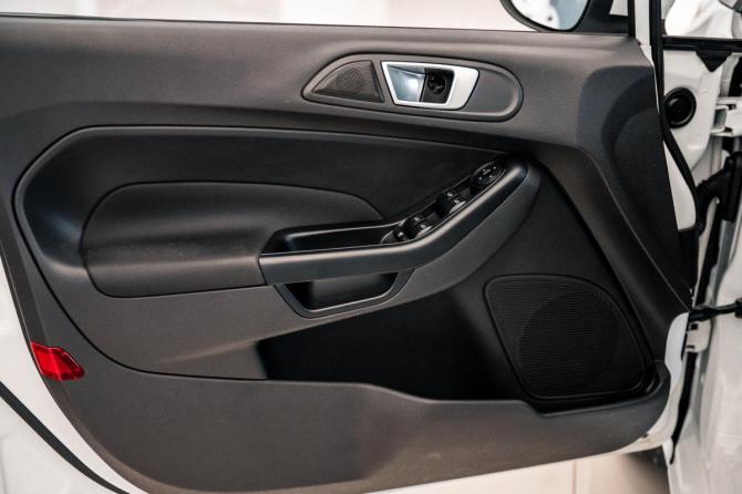 Ford Fiesta Mk6 Рестайлинг с пробегом 2018 года, цена 960 000 рублей, 90700 км, хэтчбек, Автокод Объявления
