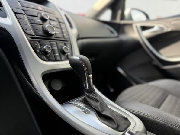 Opel Astra J Рестайлинг с пробегом 2012 года, цена 639 990 рублей, 252500 км, хэтчбек, Автокод Объявления