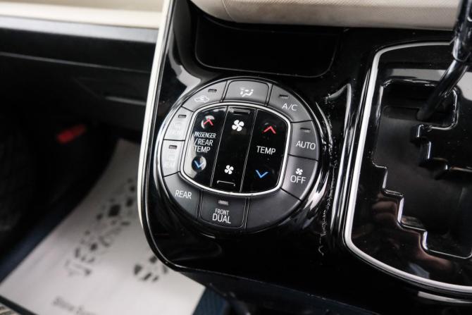 Toyota Noah III (R80) Рестайлинг с пробегом 2019 года, цена 2 199 000 рублей, 65000 км, минивэн, Автокод Объявления