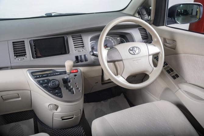 Toyota ISis I Рестайлинг с пробегом 2010 года, цена 1 479 000 рублей, 120000 км, компактвэн, Автокод Объявления