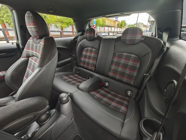 Mini Hatch III (F55/F56) Рестайлинг с пробегом 2021 года, цена 2 890 000 рублей, 70396 км, хэтчбек, Автокод Объявления