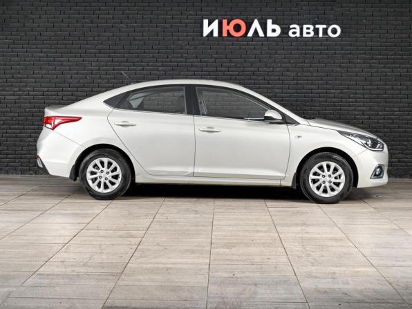 Hyundai Solaris II с пробегом 2018 года, цена 1 300 000 рублей, 72205 км, седан, Автокод Объявления