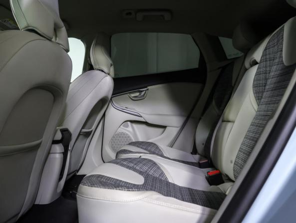 Volvo V40 Cross Country I Рестайлинг с пробегом 2018 года, цена 2 090 000 рублей, 54564 км, хэтчбек, Автокод Объявления