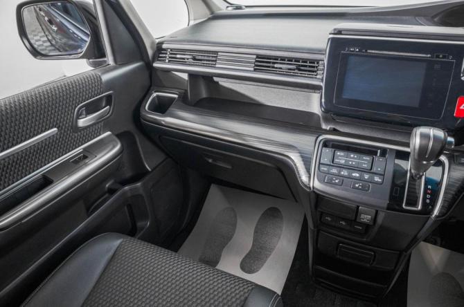 Honda Stepwgn V с пробегом 2015 года, цена 2 099 000 рублей, 94000 км, минивэн, Автокод Объявления