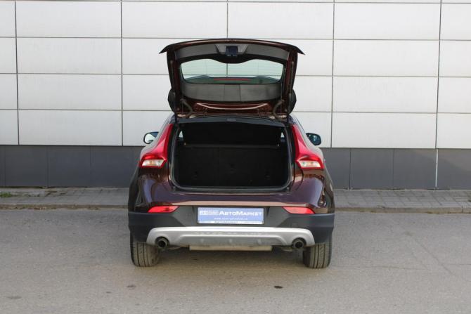 Volvo V40 II Рестайлинг с пробегом 2017 года, цена 1 296 000 рублей, 192453 км, хэтчбек, Автокод Объявления