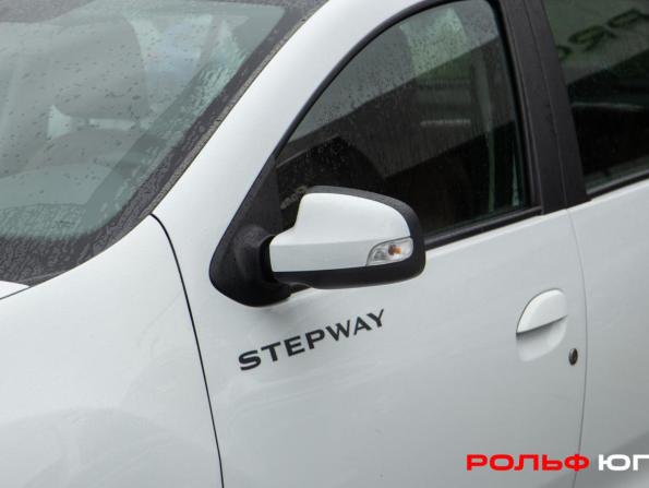 Renault Logan II Рестайлинг с пробегом 2022 года, цена 1 403 000 рублей, 7378 км, седан, Автокод Объявления