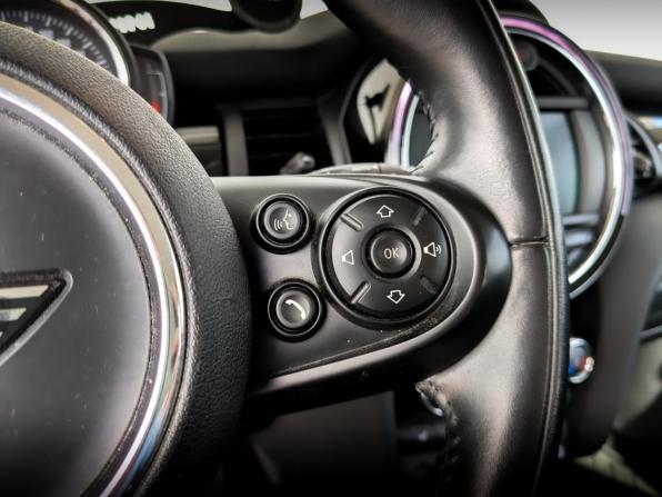 Mini Hatch III (F55/F56) Рестайлинг с пробегом 2018 года, цена 1 800 000 рублей, 73652 км, хэтчбек, Автокод Объявления