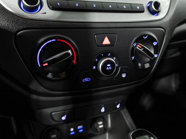 Hyundai Solaris II с пробегом 2018 года, цена 999 700 рублей, 144843 км, седан, Автокод Объявления