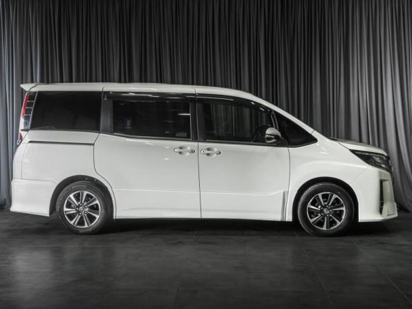 Toyota Noah III (R80) Рестайлинг с пробегом 2017 года, цена 2 370 000 рублей, 103175 км, минивэн, Автокод Объявления