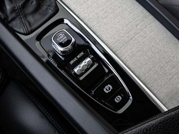 Volvo XC60 II Рестайлинг с пробегом 2021 года, цена 4 505 000 рублей, 43238 км, внедорожник, Автокод Объявления
