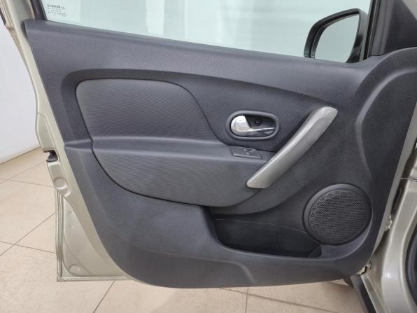 Renault Sandero II с пробегом 2016 года, цена 780 000 рублей, 203270 км, хэтчбек, Автокод Объявления
